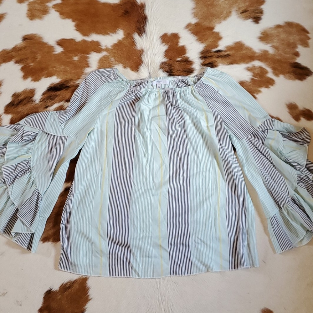 Bell sleeve top
